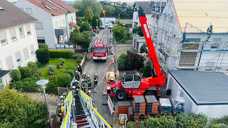Hallstadt: Plötzliche Rauchentwicklung bei Bauarbeiten am Dachstuhl