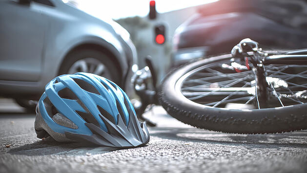 Symbolbild: Fahrrad und Auto kollidieren, Fahrradunfall, Kollision, Unfall
