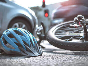 Symbolbild: Fahrrad und Auto kollidieren, Fahrradunfall, Kollision, Unfall