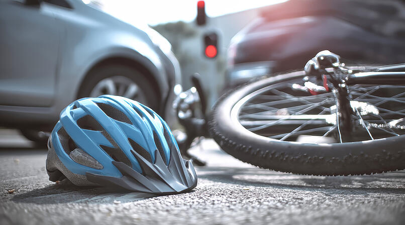 Symbolbild: Fahrrad und Auto kollidieren, Fahrradunfall, Kollision, Unfall