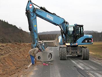 In dieser Woche haben die Bauarbeiten an der Staatsstraße 2281 zwischen Althausen und Poppenlauer begonnen. Foto: Heike Beudert