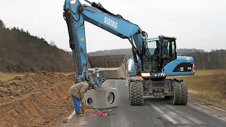 In dieser Woche haben die Bauarbeiten an der Staatsstraße 2281 zwischen Althausen und Poppenlauer begonnen. Foto: Heike Beudert