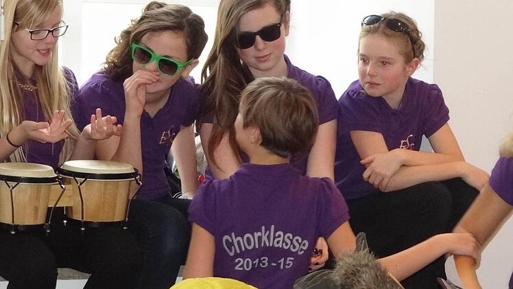 Nicht weil sie müde waren, hatten die Schüler die Sonnenbrillen eingepackt: Die Brillen waren für die Untermalung des Auftritts notwendig.