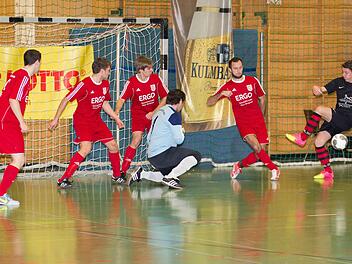 Im wichtigen Spiel gegen Lorenzreuth brennt es lichterloh vor dem Johannisthaler Tor, doch Max Mayer, Johannes Wittmann, Dominik Sachs, Tobias Mayer und Fabian Höfner können schließlich gegen Toni Küspert klären. Fotos: Heinrich Weiß