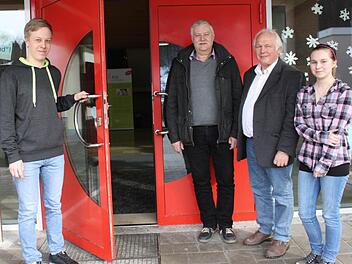 Die FOS am Rennsteig ist für die Region und für die vorhandene Industrie notwendig. Schulleiter Hubert Sendl (Zweiter von rechts), Wolfgang Feuerpfeil (Zweiter von links) vom Rennsteigverein sowie die beiden Schüler Michael Herler und Isabell Zipfel wollen ihren Beitrag dazu leisten, dass diese Schule lange am Leben erhalten wird. Foto: Veronika Schadeck