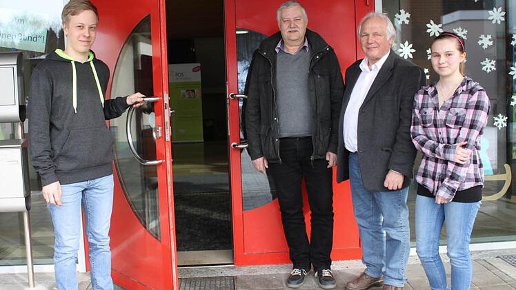 Die FOS am Rennsteig ist für die Region und für die vorhandene Industrie notwendig. Schulleiter Hubert Sendl (Zweiter von rechts), Wolfgang Feuerpfeil (Zweiter von links) vom Rennsteigverein sowie die beiden Schüler Michael Herler und Isabell Zipfel wollen ihren Beitrag dazu leisten, dass diese Schule lange am Leben erhalten wird. Foto: Veronika Schadeck