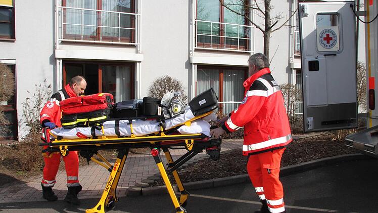 ... auf dem Weg zum Einsatz im Altenheim in der Brenkstraße. Fotos: Stephan Tiroch