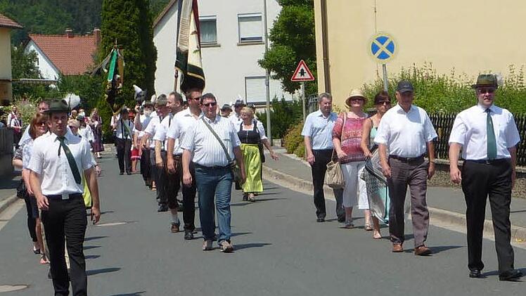 Vorsitzender Frank Oberkofler (rechts) und Schützenmeister Michel Dyckerhoff (links) führten den Festzug an.  Foto: Gerd Fleischmann