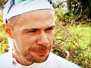 "Du wirst den Tag nicht &uuml;berleben&rdquo;: Nach 68 Kilometern Laufstrecke durch das afrikanische Tansania musste Timo Sp&auml;th die Super-Challenge "Wer ist so hart wie Joey Kelly&rdquo; aufgeben. Foto: Christoph Winter