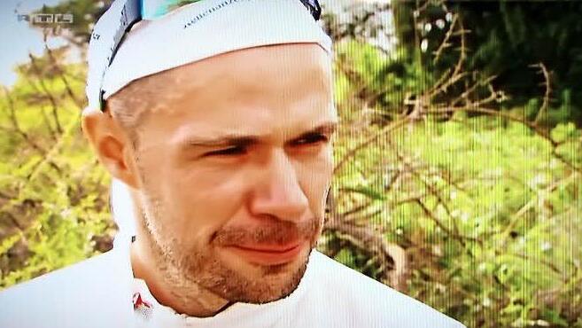 "Du wirst den Tag nicht &uuml;berleben&rdquo;: Nach 68 Kilometern Laufstrecke durch das afrikanische Tansania musste Timo Sp&auml;th die Super-Challenge "Wer ist so hart wie Joey Kelly&rdquo; aufgeben. Foto: Christoph Winter