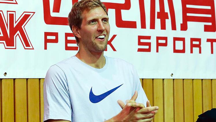 NBA-Superstark Dirk Nowitzki wurde vom Publikum in seiner Heimatstadt natürlich frenetisch begrüßt. Foto: Daniel Löb/dpa