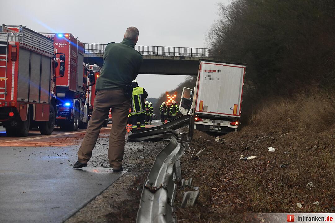 Leitplanke niedergewalzt und Tank aufgerissen - Lkw verunfallt auf der A3