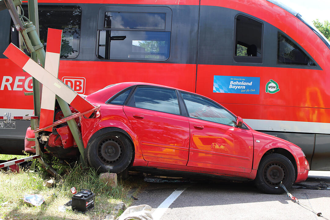Auto fährt in Roth trotz Warnzeichen auf Gleise und wird von Zug erfasst