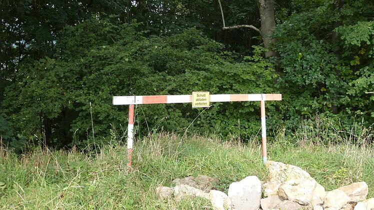 Hinter diesem Verbotsschild im Wald befindet sich die frühere Hausmülldeponie der Gemeinde Untersteinach. Sie muss wahrscheinlich saniert werden, was sehr teuer kommen könnte.Werner Reißaus