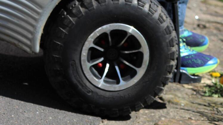 Viele Glasscherben behindern auf Höhe der Stadtwerke Fahrad- und Rollstuhlfahrer beim Durchkommen Foto: Julia Raab