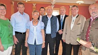 Siegfried Fröba inmitten seiner Gratulanten. Von links: Tochter Irmtraud mit Ehemann Heinz-Josef Vinders, Ehefrau Margareta, Enkel Andreas Vinders, Siegfried Fröba, Zweiter Bürgermeister Jürgen Karg, Kreisvorsitzender Erhard Hildner von der Senioren-Union und Vorsitzender Peter Müller vom Jagdschutz- und Jägerverein. Foto: Werner Reißaus