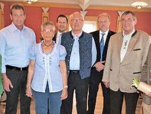 Siegfried Fröba inmitten seiner Gratulanten. Von links: Tochter Irmtraud mit Ehemann Heinz-Josef Vinders, Ehefrau Margareta, Enkel Andreas Vinders, Siegfried Fröba, Zweiter Bürgermeister Jürgen Karg, Kreisvorsitzender Erhard Hildner von der Senioren-Union und Vorsitzender Peter Müller vom Jagdschutz- und Jägerverein. Foto: Werner Reißaus