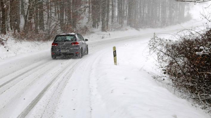 Schwierigste Fahrbedingungen herrschten gestern mit Schnee und Schneematsch auch auf den Landstraßen in der Fränkischen Schweiz. Da heißt es: Die Kurve kriegen! Fotos: Franz Galster