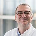 Andreas Mackensen versucht, seinen Patienten Zuversicht zu vermitteln. Foto: privat