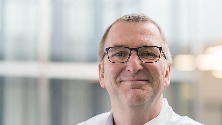 Andreas Mackensen versucht, seinen Patienten Zuversicht zu vermitteln. Foto: privat