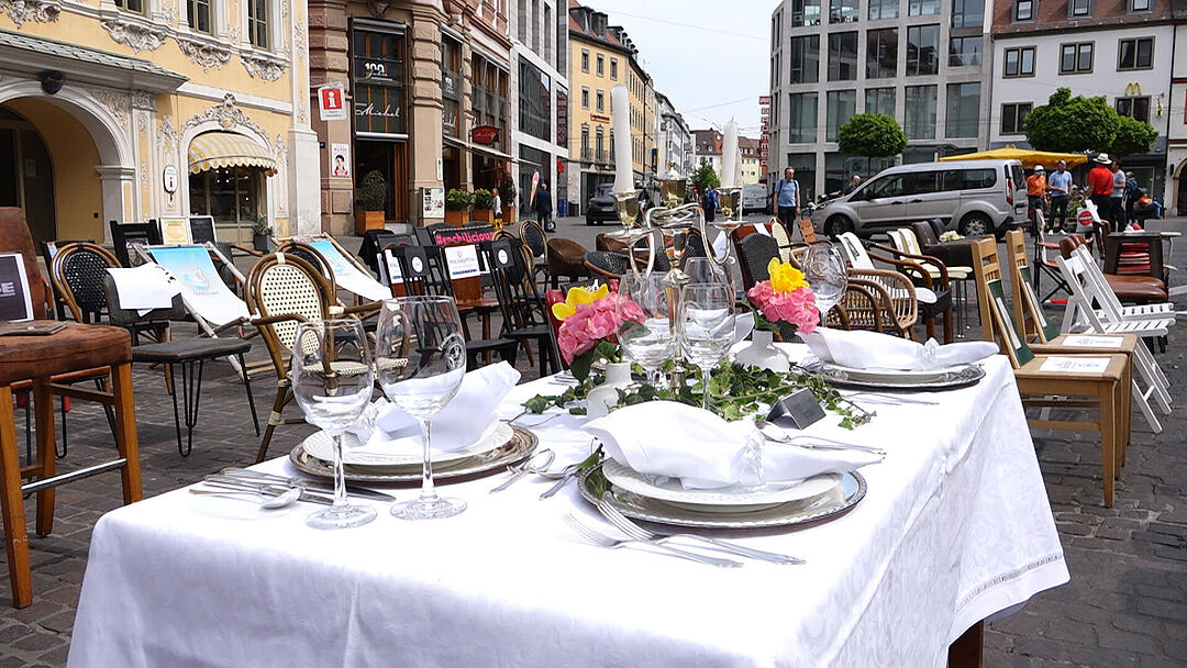 Gastronomie protestiert mit leeren Stühlen gegen Corona-Schließungen