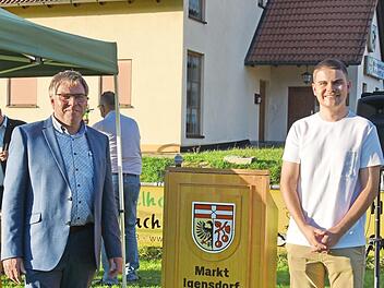 Das Bild zeigt Bürgermeister Edmund Ulm und den 21-jährigen Lorenz Krügel, der neuer Ortssprecher von Rüsselbach ist. Foto: Karl Heinz Wirth