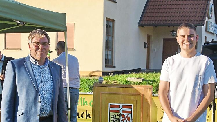 Das Bild zeigt Bürgermeister Edmund Ulm und den 21-jährigen Lorenz Krügel, der neuer Ortssprecher von Rüsselbach ist. Foto: Karl Heinz Wirth