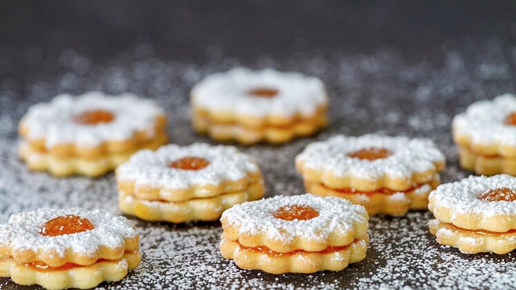 Weihnachtszeit ist Plätzchenzeit. Was braucht man, um loszulegen und welche Rezepte sind einfach, schnell, aber sehr lecker? Wir klären auf.