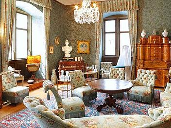 Blick in den Blauen Salon der Grafenfamilie von Luxburg im Schloss Aschach