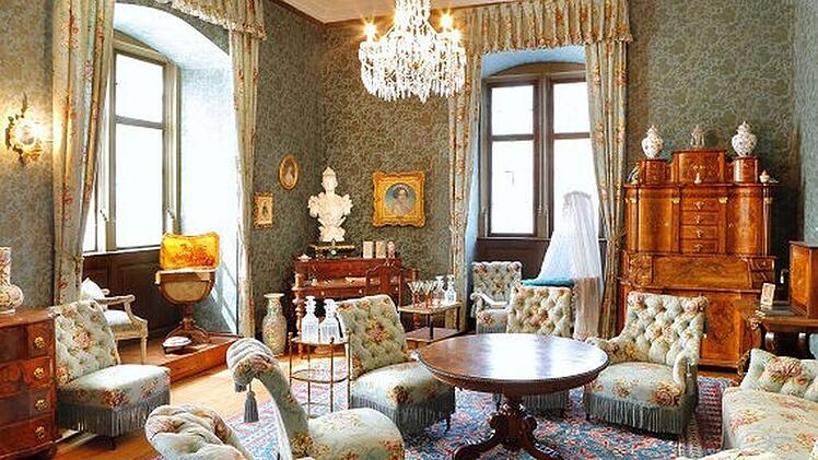 Blick in den Blauen Salon der Grafenfamilie von Luxburg im Schloss Aschach