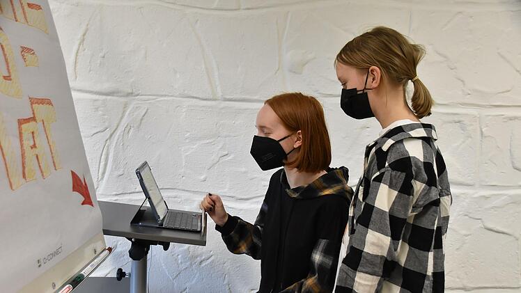 Jolina und Finja informierten sich am Wahl-O-Mat  Foto: Uschi Prawitz