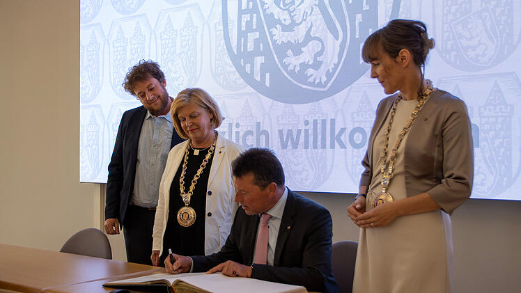 Hof: Ehemaliger Oberbürgermeister erhält höchste kommunale Auszeichnung - seine wertvollen Tätigkeiten