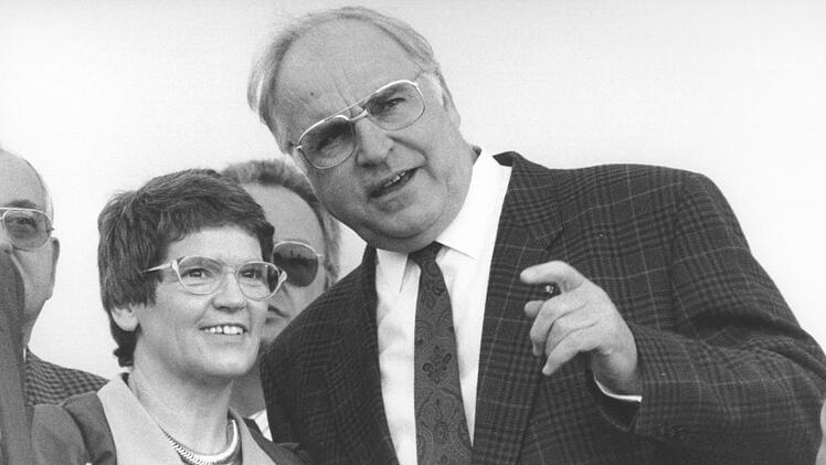 "Geschmeidig wirken, hart kämpfen", war Rita Süssmuths Konzept - hier mit Kanzler Helmut Kohl am 23.04.1990 in Wolfsburg.