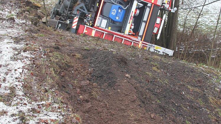 Deutlich sind die Spuren bis zum Bachbett zu erkennen, wo die Fahrzeug an einer Brücke auf die rechte Seite kippte.