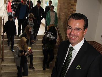 Horst Pfadenhauer übernimmt nicht nur die Chefrolle, sondern hat auch Kontakt zu den Schülern. Der 51-Jährige unterrichtet in den Fächern Erdkunde, Deutsch und Geschichte. Fotos: Sonja Adam