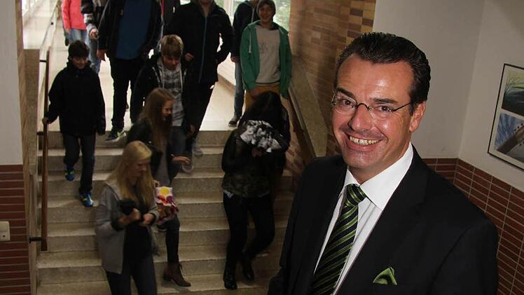Horst Pfadenhauer übernimmt nicht nur die Chefrolle, sondern hat auch Kontakt zu den Schülern. Der 51-Jährige unterrichtet in den Fächern Erdkunde, Deutsch und Geschichte. Fotos: Sonja Adam