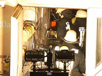 Feuerwehrleute aus Wirmsthal und den umliegenden Gemeinden löschten am Donnerstagabend gegen 22 Uhr einen Schwelbrand in einer Werkstatt. Fotos: Ralf Ruppert