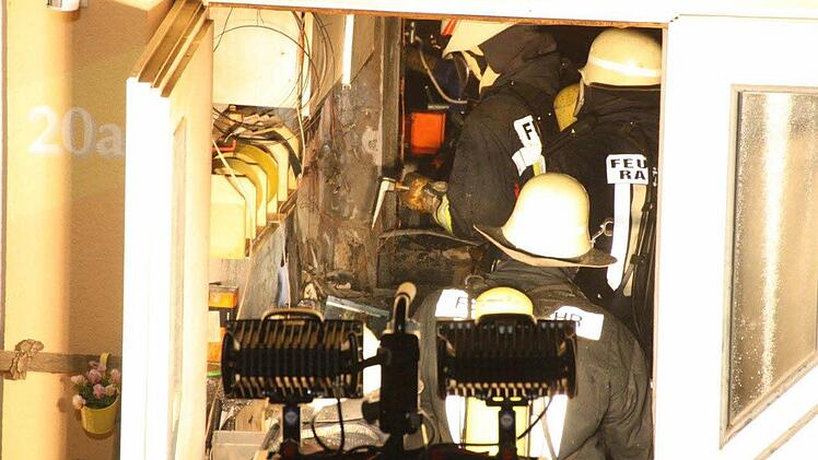 Feuerwehrleute aus Wirmsthal und den umliegenden Gemeinden löschten am Donnerstagabend gegen 22 Uhr einen Schwelbrand in einer Werkstatt. Fotos: Ralf Ruppert