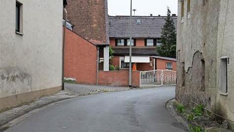 Auch hier soll die Dorferneuerung greifen, eventuell mit befahrbaren Mehrzweckstreifen anstelle von Gehwegen, denn mitunter geht es im Ort - wie hier beim Decheldorfer Schmied (rotes Anwesen) - recht eng zu. Foto: Evi Seeger