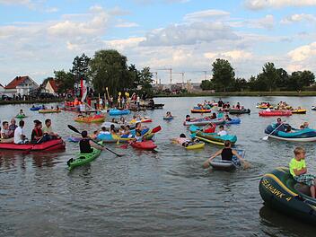 Vom selbst gebauten Boot bis zur Luftmatratze war fast alles vertreten. Fotos: Johanna Blum