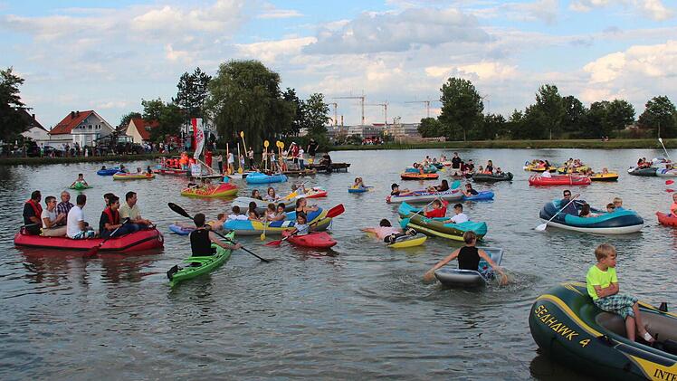 Vom selbst gebauten Boot bis zur Luftmatratze war fast alles vertreten. Fotos: Johanna Blum
