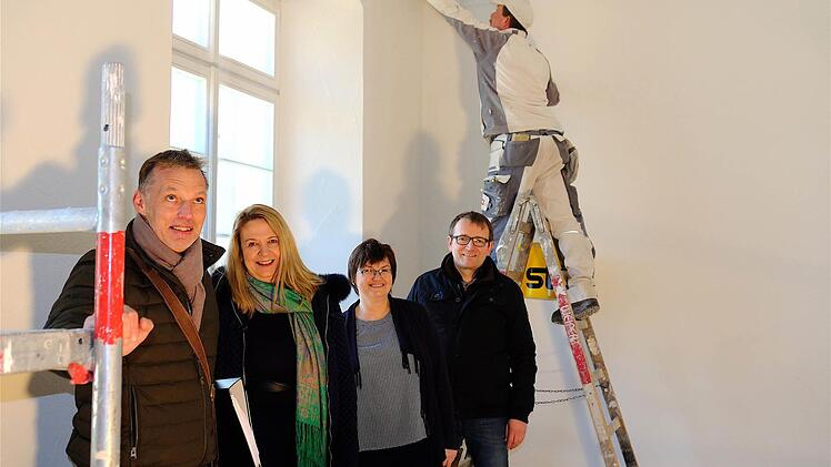 Sie sind zufrieden mit dem Fortschritt der Sanierung sind (v.l.): Architekt Stefan Richter, Kurdirektorin Andrea Schallenkammer, Pächterin Ulrike Pfaff und der technische Leiter Thomas Gunkel. Foto: Gerd Schaar