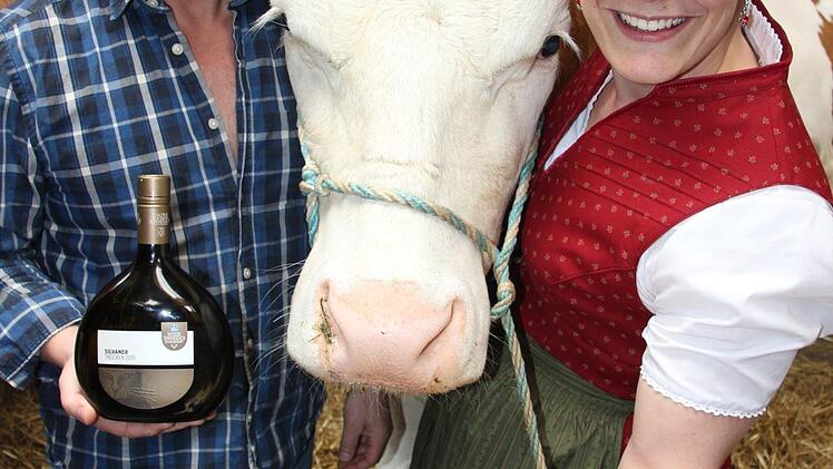 Wolfgang Wanner (Rinderzuchtverband Franken) und Landwirtin Christine Löb freuen sich auf das tierische Wochenende. Foto: Diana Fuchs