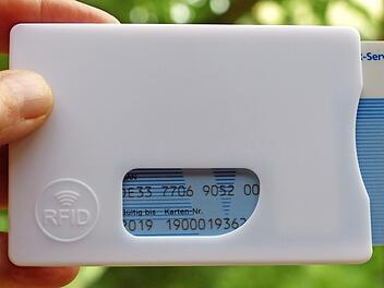 Eine spezielle Schutzhülle soll die funkfähigen Karten vor unbefugtem Auslesen der Daten schützen. Foto: Pauline Lindner
