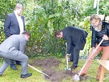 Cornelia Wehner, Daniel Föst und Thomas Nagel (von rechts) beim Heben der Kerwa. Stefan Wolf (stehend, links) beobachtet aufmerksam das Geschehen.  Foto: Klaus-Peter Wulf
