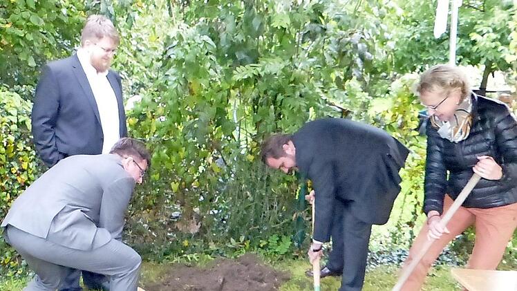 Cornelia Wehner, Daniel Föst und Thomas Nagel (von rechts) beim Heben der Kerwa. Stefan Wolf (stehend, links) beobachtet aufmerksam das Geschehen.  Foto: Klaus-Peter Wulf
