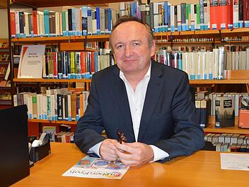 Erwin Vetter verbringt viel Zeit in Büchereien und Archiven. Sein Hobby Genealogie hat er zum Beruf gemacht.Fotostudio Müller Gerolzhofen