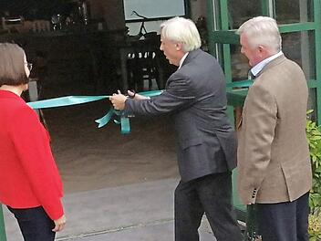 Gerardine Lennon, Francis Brennan und Paul Lennon (v. l.) beim Banddurchschnitt Foto: Johanna Blum