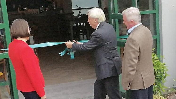 Gerardine Lennon, Francis Brennan und Paul Lennon (v. l.) beim Banddurchschnitt Foto: Johanna Blum