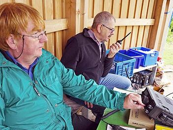 Ottmar Beierl (l.) und Notfunkreferent Uli Stöcker nehmen Kontakt zu den beteiligten Notfunkstationen auf. Foto: Richard Sänger